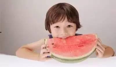 辰辰睡醒了吃瓜,一场瓜田盛宴