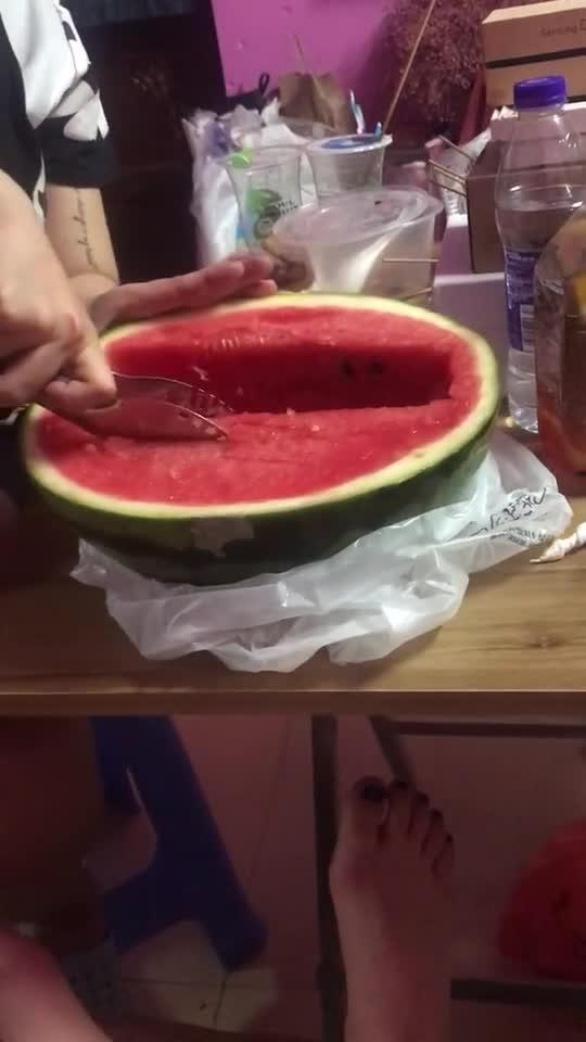 宿舍 喝酒 吃瓜,酒香瓜甜，揭秘校园生活点滴